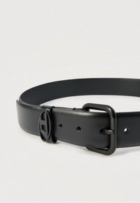 Μαύρη δερμάτινη ζώνη με ορθογώνια μαύρη μεταλλική αγκράφα και οβάλ θηλιά ζώνης σε λευκό φόντο.