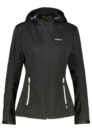 Veste softshell noire à capuche, fermeture éclair frontale intégrale, poches latérales blanches zippées et logo sur la poitrine.