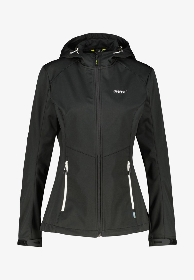 Veste softshell noire à capuche, fermeture éclair frontale intégrale, poches latérales blanches zippées et logo sur la poitrine.