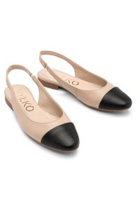 Bežiniai odiniai slingback batai su juodu smailiu nosiu. Mažas kulnas ir atviras nugara. Lygus paviršius su minimalistine estetika.