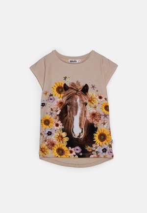 Camiseta de manga corta color beige con la cara de un caballo rodeada de estampados florales coloridos, que incluyen girasoles y margaritas.