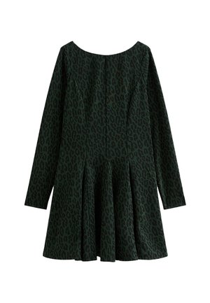 Donkergroene jurk met lange mouwen en een zwart luipaardprintpatroon, met een uitlopende rok.