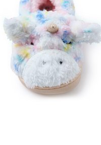 Pantofole colorate e soffici progettate come il muso di una mucca, con una texture in peluche bianca, piccole orecchie, un naso a bottone e una suola morbida.