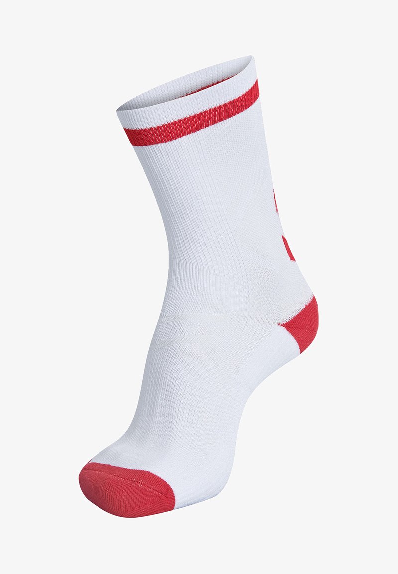 Calcetín deportivo blanco con detalles rojos en la parte superior y en la punta. Textura acanalada, de longitud media hasta la pantorrilla, diseñado para comodidad y transpirabilidad.