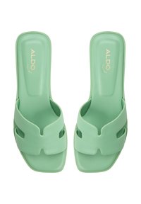 Sandales glissantes vert menthe en matériau lisse ressemblant à du caoutchouc, avec des détails découpés et un design à bout carré. Branding ALDO visible.