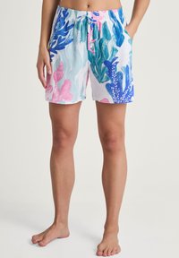 Lichte shorts met een blauw, roze en wit maritiem bloemmotief, voorzien van een elastische tailleband en zijzakken.