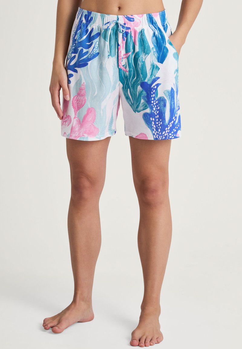 Lichte shorts met een blauw, roze en wit maritiem bloemmotief, voorzien van een elastische tailleband en zijzakken.