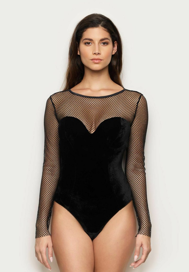 Czarny body z długimi siateczkowymi rękawami, dekoltem w kształcie serca i gładkim welurowym materiałem. Projekt podkreśla dopasowaną sylwetkę.