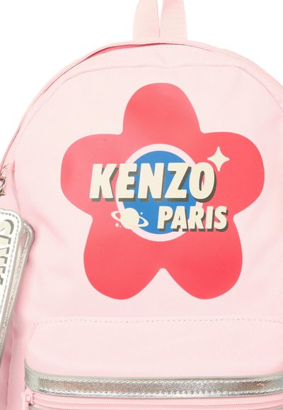 Sac à dos en nylon rose avec un grand design de fleur rouge, un cercle bleu et le texte "KENZO PARIS" en lettres blanches en gras. Accents de fermeture éclair argentés.