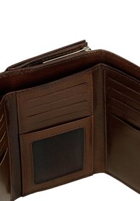 Bruine leren portemonnee opengeklapt met meerdere pasjesvakken, een gaasvenster voor ID en een metalen knip voor munten.