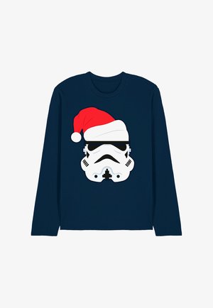 Langärmliges, navy-farbenes Hemd mit einem weißen Stormtrooper-Helm-Graphic, geschmückt mit einem roten Weihnachtsmann-Hut, der das verspielte Feiertagsdesign betont.