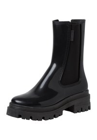 Botín negro impermeable de tobillo con un acabado brillante, paneles laterales elásticos y una suela resistente que cuenta con un dibujo profundo para mejorar la tracción.