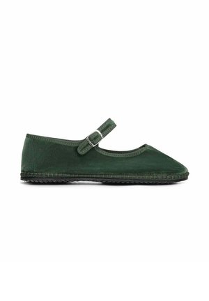 Ballerines en suède vert avec un bout rond, une sangle et une boucle, et une semelle en caoutchouc texturé. Design simple avec des embellissements minimalistes.