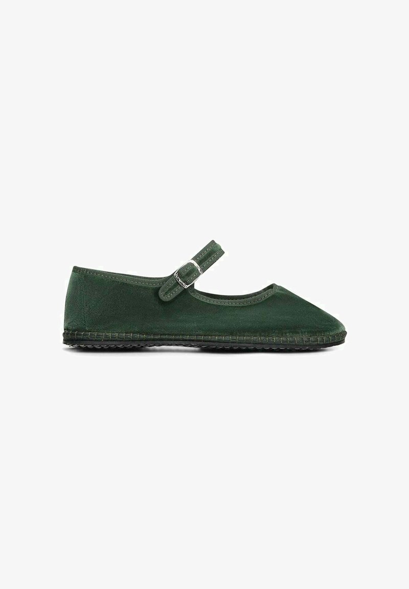 Ballerina verde in suede con punta rotonda, cinturino e fibbia, e una suola in gomma testurizzata. Design semplice con minimalismo nelle decorazioni.