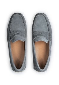 Grå ruskinds loafers med en mokkasin-design, der har syede detaljer og en glat læderindvendig. Flad gummisål, minimalistisk stil.