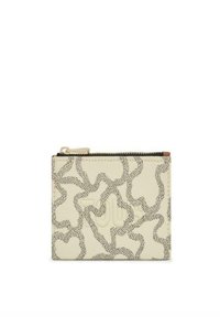 Monedero color crema con un patrón abstracto marrón texturizado, cierre con cremallera y bordes lisos, que presenta un sutil logotipo en relieve en la parte frontal.
