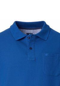 Blauwe polo met een kraag, twee donkere knopen en een borstzak. Gemaakt van textuurstof met een gestreepte detail aan de binnenkraag.