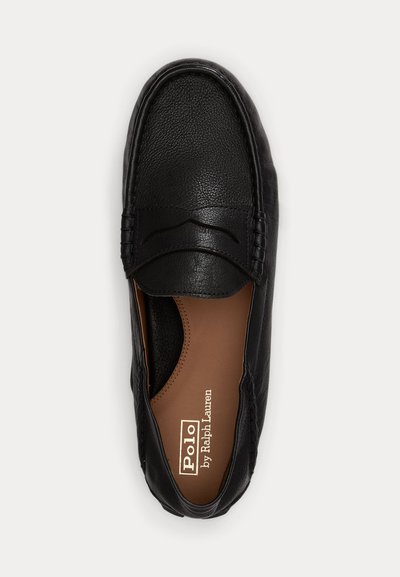 Μαύρο δερμάτινο μοκασίνι με ραφή μοκασίνου, λεπτομέρεια με λουράκι τύπου penny και ταμπά εσωτερική σόλα με την επωνυμία "Polo by Ralph Lauren", απεικονιζόμενο από ψηλά.