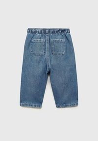 Traper šortsevi s elastičnom waistband, dva stražnja džepa, ravnog kroja i srednje plave boje s blago izblijeđenom teksturom.