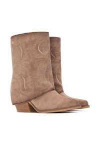 Botas de tobillo de ante marrón con punta afilada, tacón bajo apilado y bordado decorativo a lo largo de los lados. El acabado texturizado complementa el diseño.