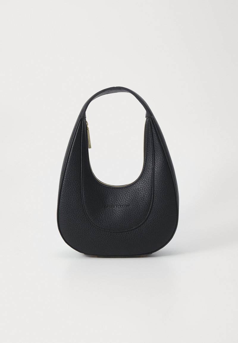 Μαύρη δερμάτινη τσάντα χειρός με στρογγυλή μορφή, υφαντή επιφάνεια και μία μόνο λαβή. Διαθέτει κλείσιμο με φερμουάρ και διακριτική επωνυμία στο μπροστινό μέρος.