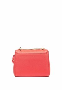 Petit sac à main rectangulaire en cuir texturé corail. Équipé d'une bandoulière en chaîne dorée et d'une fermeture éclair. Design épuré et moderne.