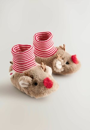 Braune, plüschige Rentiere-Schlappen mit rot gestreiften Bündchen, einer runden roten Nase, Geweihen und dekorativen Ohren. Weicher Stoff, gemütliches Design.