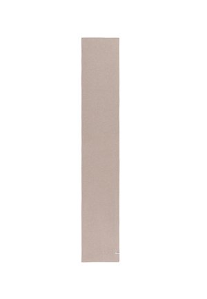 Lange smalle beige gebreide sjaal met een klein wit labeltje bij één uiteinde, plat neergelegd op een witte achtergrond.