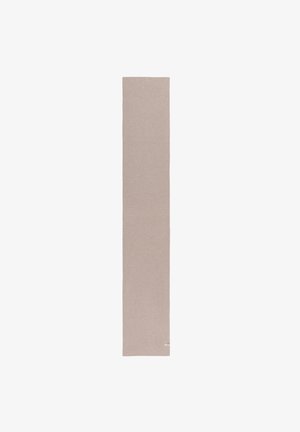 Lange smalle beige gebreide sjaal met een klein wit labeltje bij één uiteinde, plat neergelegd op een witte achtergrond.