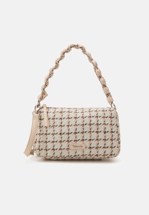 Sac à main rectangulaire beige et marron à motif pied-de-poule avec une chaîne épaisse, une anse en cuir tressé et une fermeture éclair.