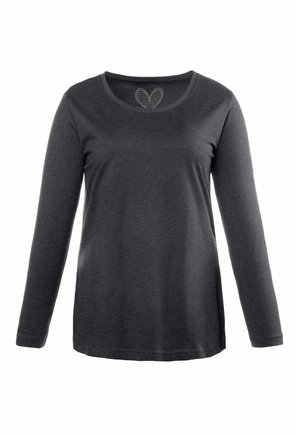 Ilgų rankovių marškinėliai, pagaminti iš minkštos, tamsiai pilkos medžiagos. Yra apykaklė su apvaliu iškirpimu ir subtilus širdelės motyvas ant vidinės kaklo pusės. Lygus paviršius.
