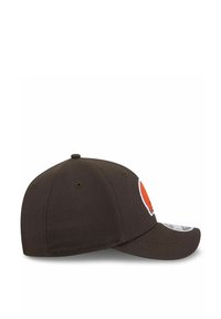 Brauner Baseballcap mit einer runden Krone, einem leicht gebogenen Schirm und einem orangefarbenen Logo auf der Vorderseite. Das Material wirkt strukturiert und robust.