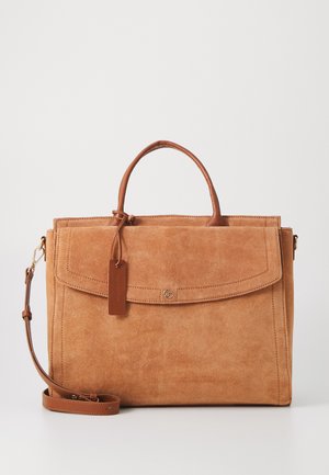 Borsa a mano in suede beige con un design strutturato, manici superiori, una tracolla rimovibile e una chiusura a patta frontale con un piccolo tag.