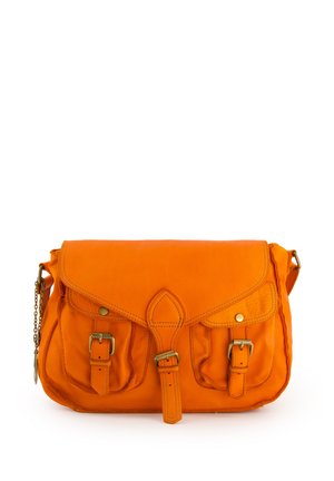 Orange Leder-Messengerbag mit Klappenverschluss, zwei Fronttaschen und verstellbarem Schulterriemen. Mit goldfarbenen Beschlägen und sichtbaren Nähten.