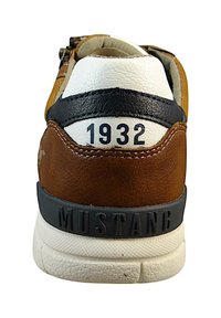 Sneaker in pelle marrone e bianca con dettagli neri. Presenta i numeri in rilievo "1932" e "MUSTANG" sul tallone, suola testurizzata.