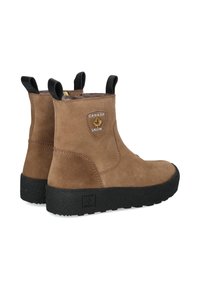 Bruine suède enkelboots met een gestructureerde zwarte rubberen zool en dubbele trekhulpstukken. Versierd met een Canada Snow-logo op de zijkant.