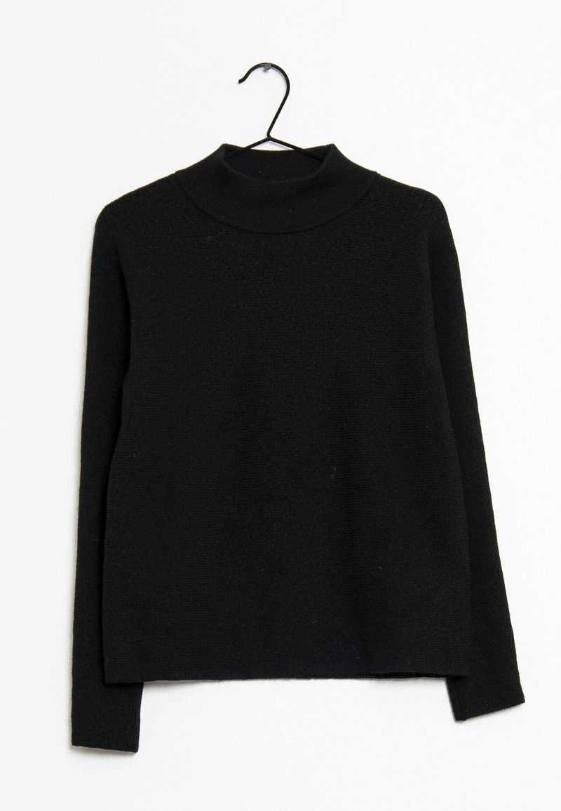 Pull à col roulé noir avec des manches longues, présentant une texture lisse et un design ajusté, suspendu à un crochet noir sur fond blanc.