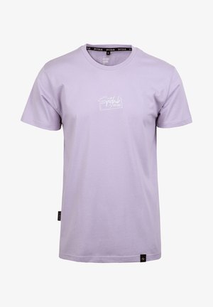Lila Kurzarm-T-Shirt aus Baumwolle, mit einem weißen Schriftlogo "EST.2017" in einer Ecke und einem kleinen schwarzen Etikett am Saum.