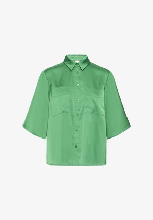 Roheline satiinist lühikeste käistega särk, millel on terav krae, ees nööbid sulgemiseks ja kaks rinnataskut, millel on sujuv ja sile tekstuur.