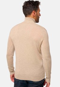 Beiger, gestrickter Pullover mit hohem Kragen und langen Ärmeln. Mit gerippten Bündchen und Saum, weichem Material und figurschmeichelnder Passform.