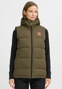 Gilet rembourré vert olive avec un col montant et une capuche réglable, doté d'une fermeture éclair à l'avant et de poches latérales. Tissu texturé avec un patch logo.