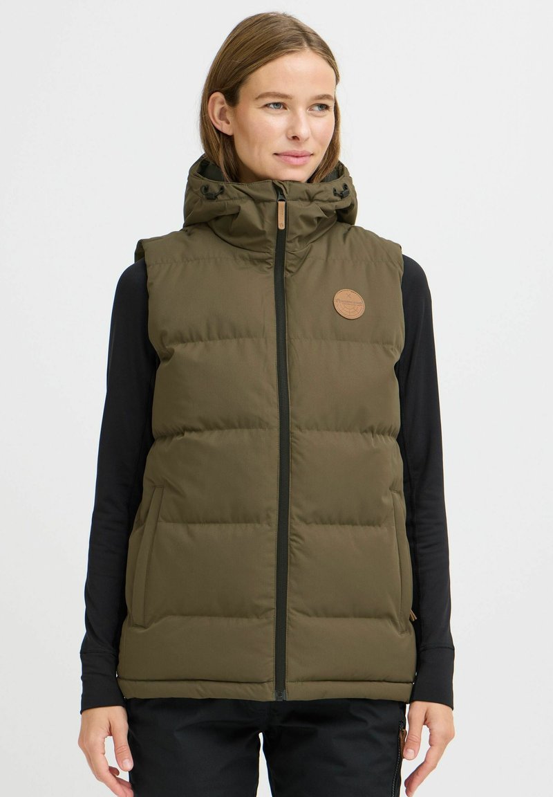 Gilet rembourré vert olive avec un col montant et une capuche réglable, doté d'une fermeture éclair à l'avant et de poches latérales. Tissu texturé avec un patch logo.