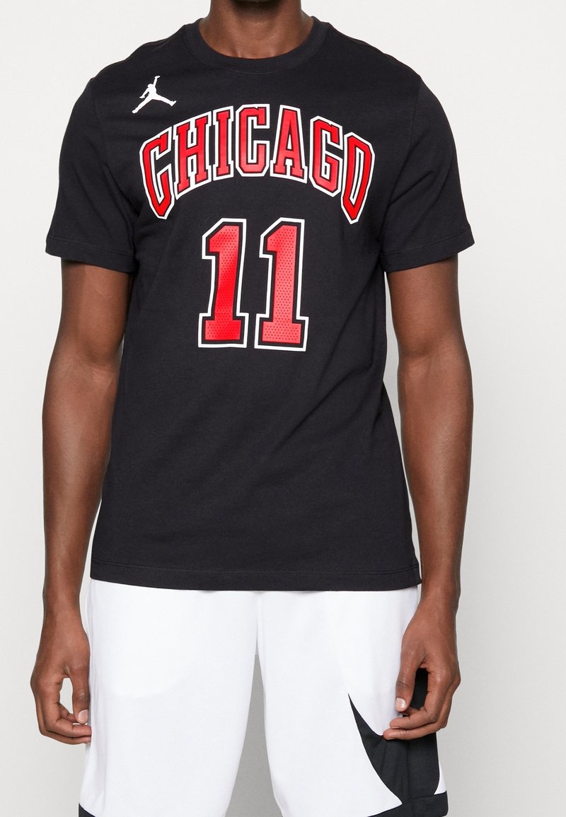 Černé bavlněné tričko s nápisem "CHICAGO" v červené barvě a číslem "11" pod ním také v červené barvě s černými akcenty. Logo Jordana na levém rameni.