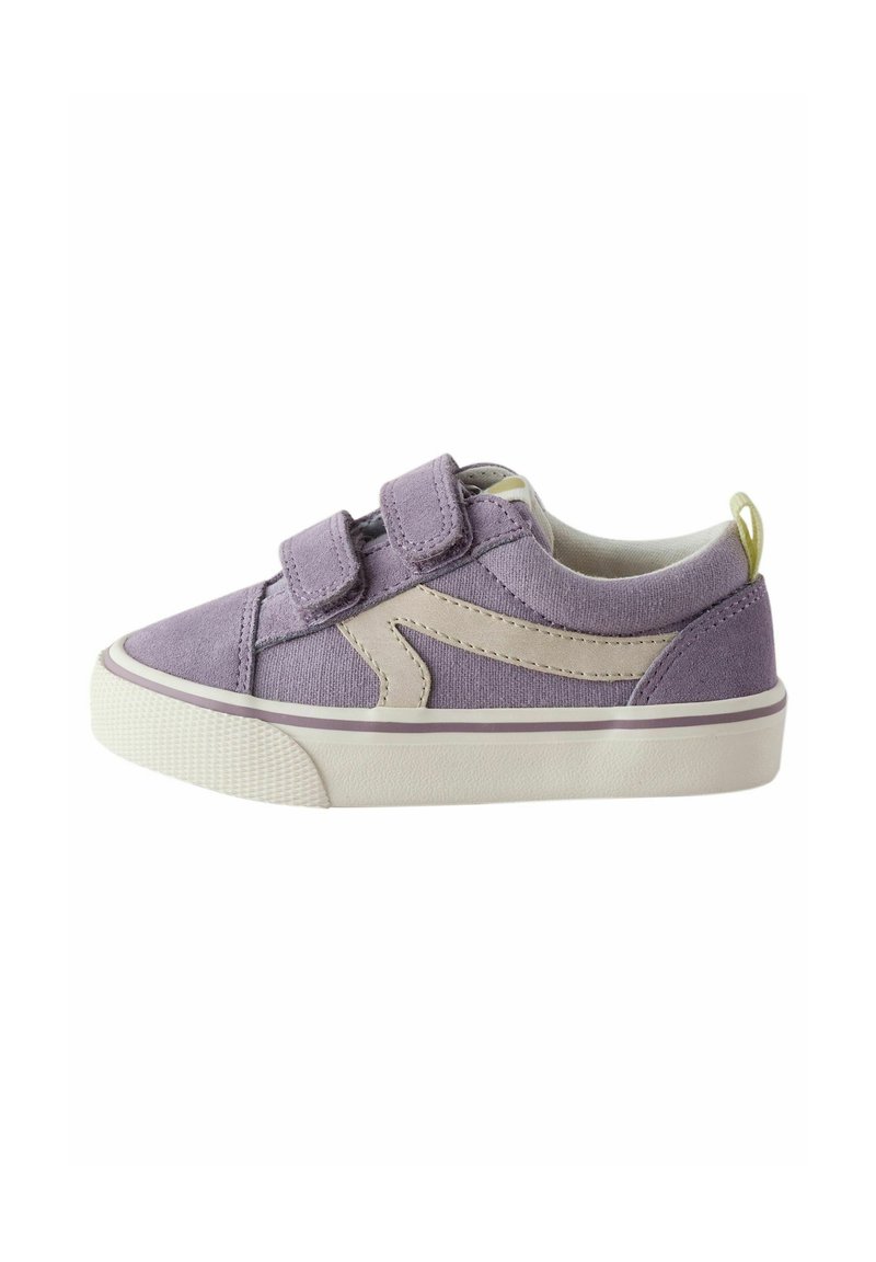 Paarse canvas schoenen met twee klittenbandsluitingen, crèmekleurige accenten en een gestructureerde rubberen zool. Beschikt over een zachte, ronde neus en een kleine hieltab.