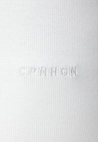 Biela ryhovaná tkanina obsahuje vyšívaný text "CPNHGN" v zodpovedajúcej farbe niť, čím sa prezentuje čistý, minimalisticý dizajn.