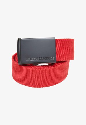 Rood geweven riem met een zwarte metalen gesp, voorzien van de reliëftekst "URBAN CLASSICS" op het oppervlak van de gesp. Duurzaam materiaal, verstelbare pasvorm.