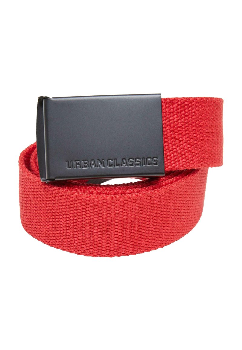 Sarkans aukliņu josta ar melnu metāla sprādzi, uz kuras virsmas ir iegravēts teksts "URBAN CLASSICS". Izturīgs audums, regulējama izmēra.