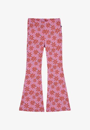 Rózsaszín, szűkülő szárú nadrág, amelyen nagy piros virágokból álló minta látható, háttérben finom absztrakt mintákkal.