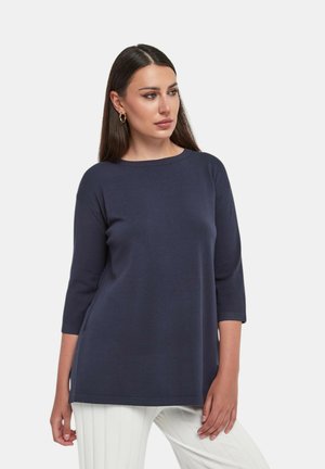 Top in cotone blu navy con scollatura a barca e maniche a tre quarti. Tessuto morbido, vestibilità comoda e spacchi laterali all'orlo.