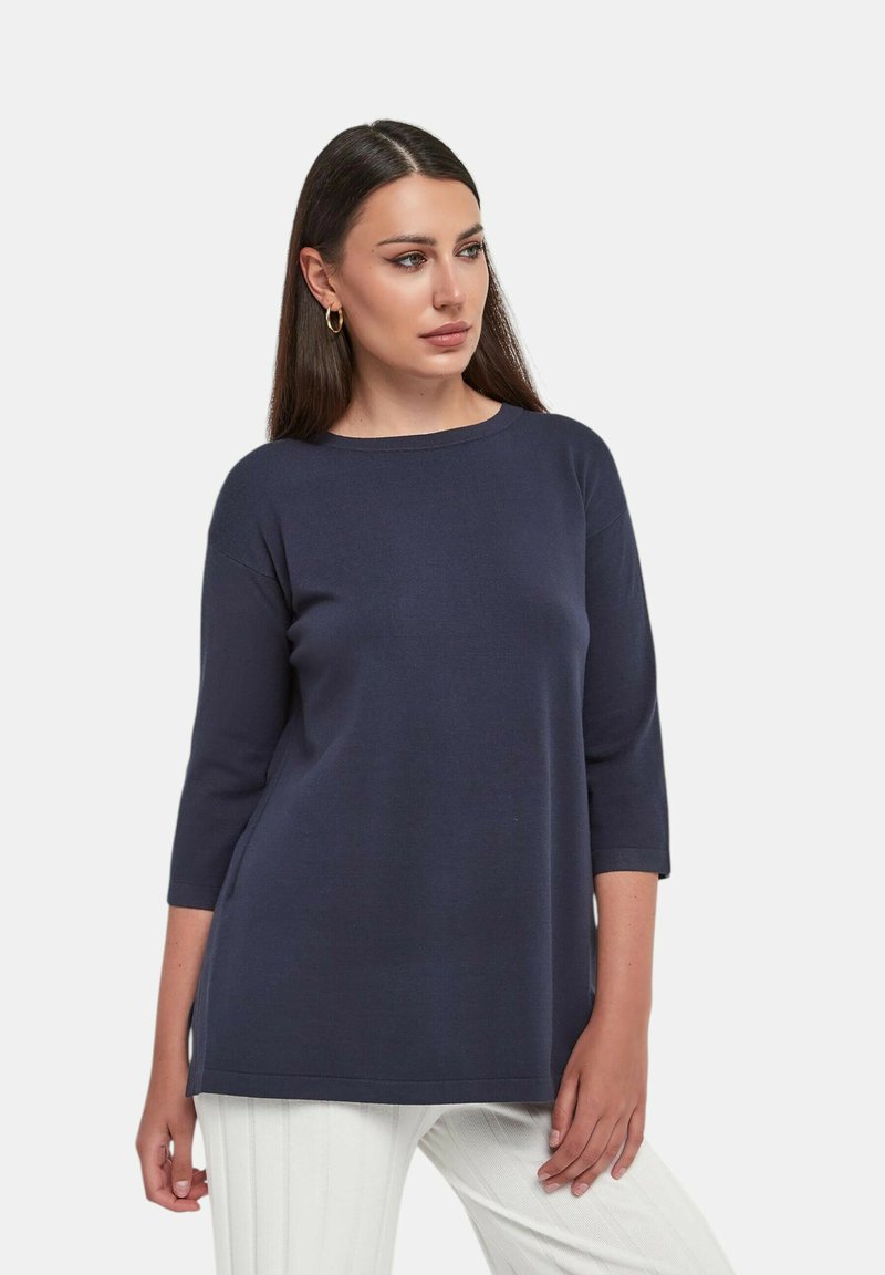 Top in cotone blu navy con scollatura a barca e maniche a tre quarti. Tessuto morbido, vestibilità comoda e spacchi laterali all'orlo.